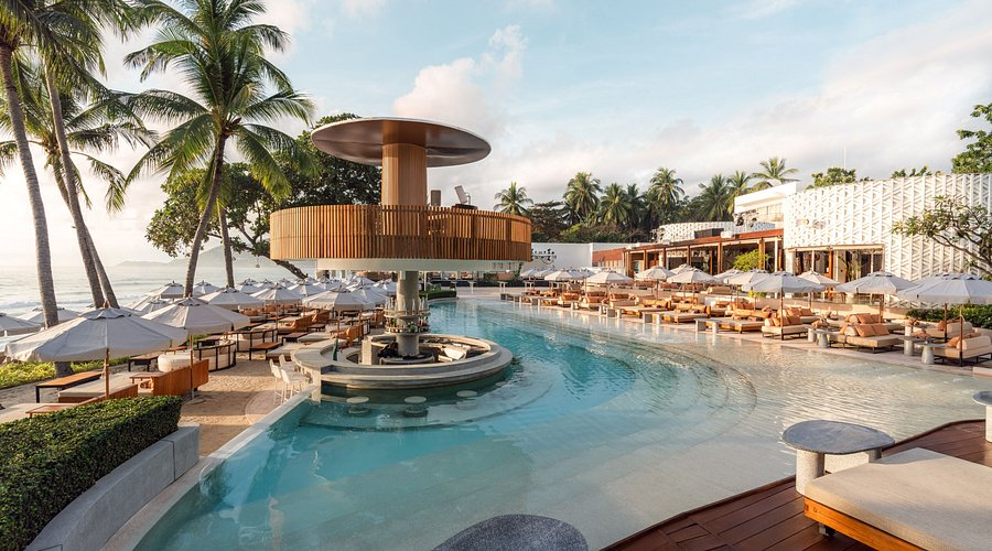 A truly amazing set up for day time but at night time it transports you in to a festival style scene!